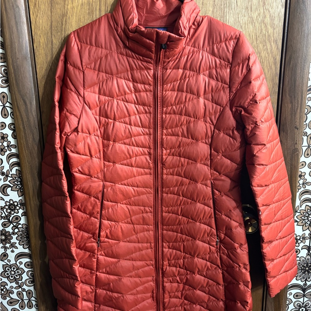 Patagonia Red Puffer Jacket with High Collar and Insulation